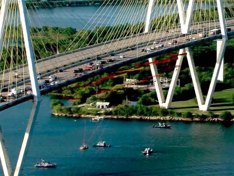 Активисты организации Greenpeace, устроившие акцию на мосту через судоходный канал в Хьюстоне, арестованы