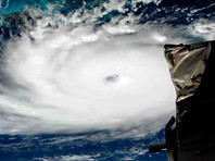 По данным Национального центра по наблюдению за ураганами США (NHC), ураган "Дориан", сформировавшийся в Атлантическом океане и усилившийся до максимальной - пятой - категории по шкале Саффира - Симпсона, достиг побережья Багамских островов