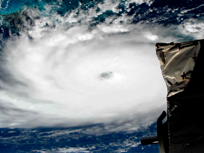 По данным Национального центра по наблюдению за ураганами США (NHC), ураган "Дориан", сформировавшийся в Атлантическом океане и усилившийся до максимальной - пятой - категории по шкале Саффира - Симпсона, достиг побережья Багамских островов