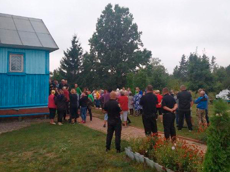 На территории церкви в селе Малинск Ровенской области Украины почти 60 представителей религиозных общин вступили в драку. По данному факту открыто 12 уголовных производств