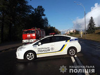 В украинской столице полицейские проводят операцию по задержанию вооруженного мужчины, который открыл стрельбу и пригрозил взорвать мост через Днепр