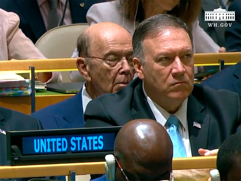 Министр торговли США Уилбур Росс, судя по всему, заснул, слушая выступление президента США Дональда Трампа на Генеральной Ассамблее ООН в Нью-Йорке