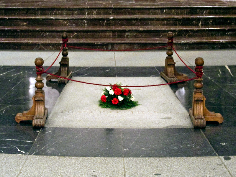 Верховный суд (ВС) Испании постановил, что для переноса останков диктатора Франсиско Франко (1892-1975) из гробницы в монументальном комплексе "Долина павших" близ Мадрида не нужно специального разрешения на ведение работ