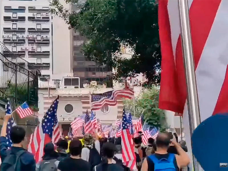 Участники протестов в Гонконге в воскресенье с пением гимна США и плакатами, призывающими Штаты оказать помощь в "освобождении" города от контроля со стороны Пекина, прошли к зданию американского генерального консульства и передали дипломатам петицию
