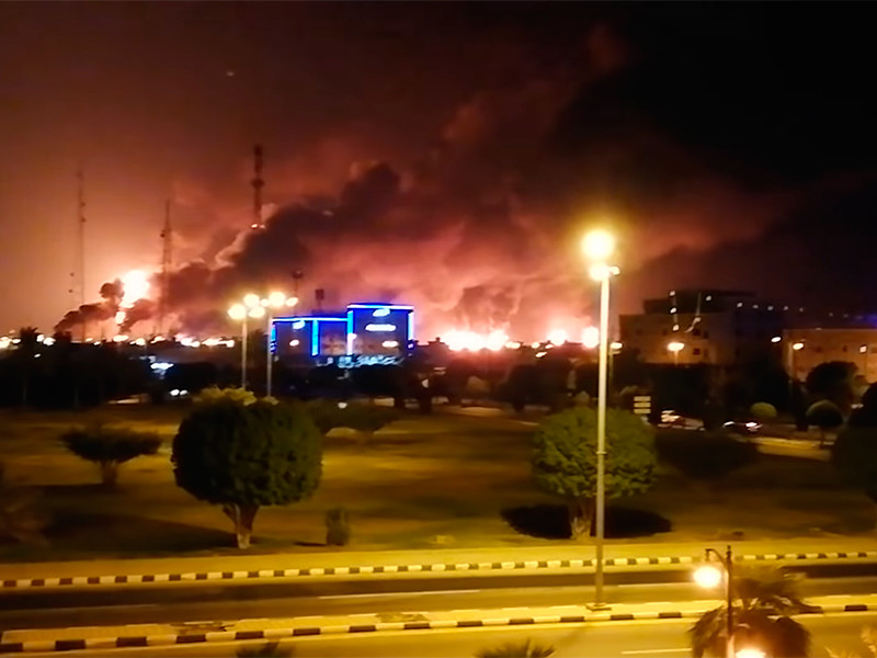 Сильные пожары вспыхнули на двух нефтеперерабатывающих предприятиях Саудовской Аравии в результате атаки беспилотников в ночь на 14 сентября

