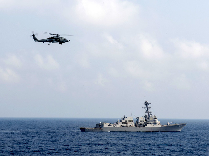 Эсминец ВМС США Wayne Meyer прошел близ островов в Южно-Китайском море, на которые претендуют несколько государств региона, прежде всего Китай