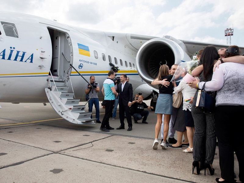 Россия и Украина начали обмен заключенными. Среди них украинские моряки, Олег Сенцов и ключевой свидетель по делу MH17