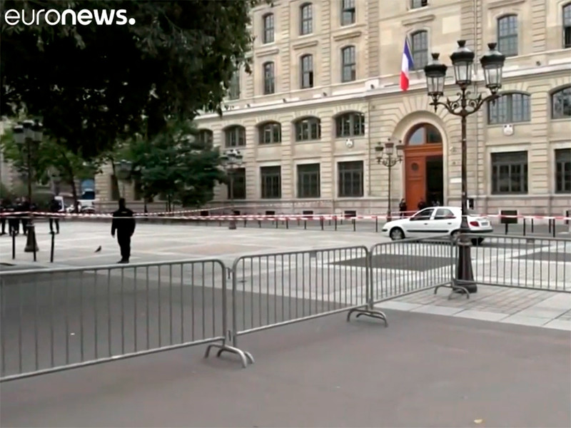 Мужчина с ножом напал на сотрудников полиции в парижском полицейском участке