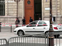 Он ранил пятерых человек в здании парижской префектуры полиции недалеко от собора Нотр-Дам. По его данным, погибли четыре человека. Полицейские также ликвидировали злоумышленника