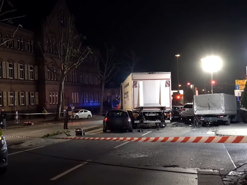 В немецком Лимбурге угонщик грузовика протаранил автомобили на светофоре, это признали терактом