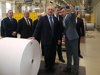 Александр Лукашенко во время посещения РУП "Завод газетной бумаги" в Шклове, 24 января 2020 года