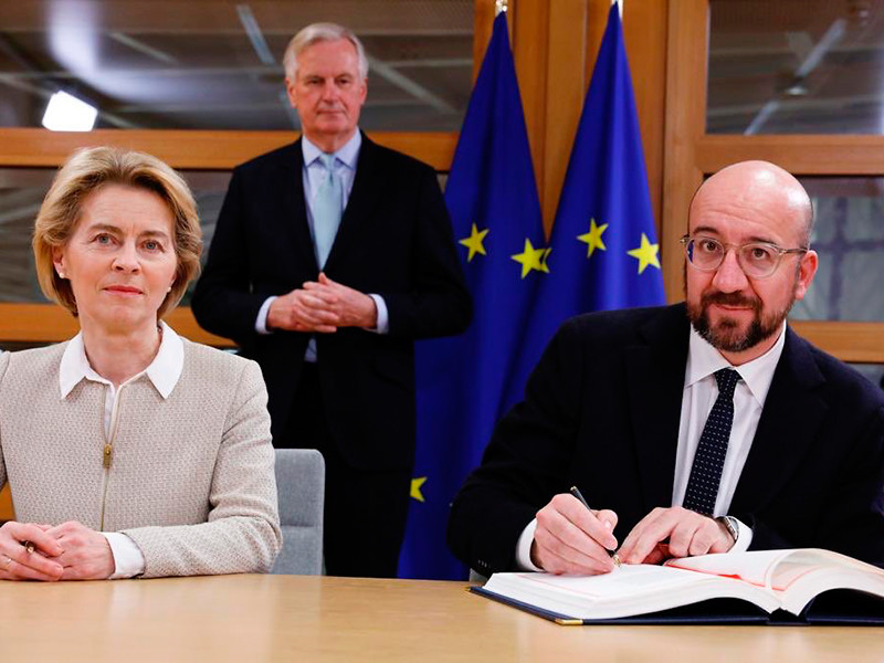 Председатель Европейского совета Шарль Мишель и председатель Европейской комиссии Урсула фон дер Ляйен подписали в Брюсселе соглашение о выходе Великобритании из Европейского союза