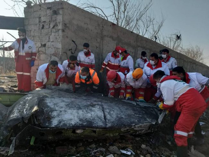 Украинский пассажирский лайнер, разбившийся 8 января около Тегерана, был сбит двумя ракетами из ЗРК "Тор-М1" сразу после взлета, сообщили в управлении гражданской авиации Ирана, которое выясняет причины трагедии