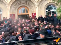 В непризнанной республике Абхазия участники акции протеста ворвались в администрацию президента Рауля Хаджимбы и требуют его отставки