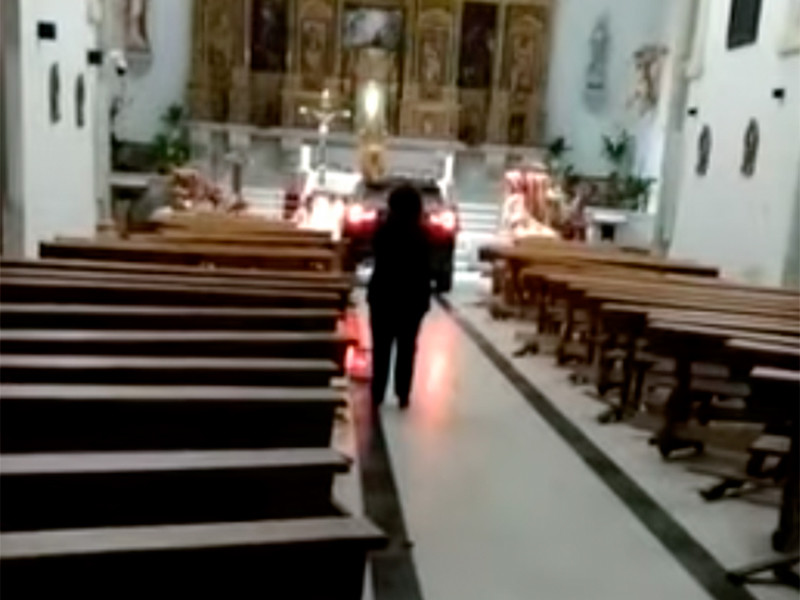 В испанском городе Сонсека провинции Толедо автомобилист протаранил двери церкви, считая, что он одержим дьяволом и только так может спастись от его преследования

