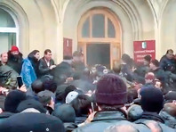 Противники действующей власти в Абхазии четвертый день удерживают здание администрации президента в центе Сухума

