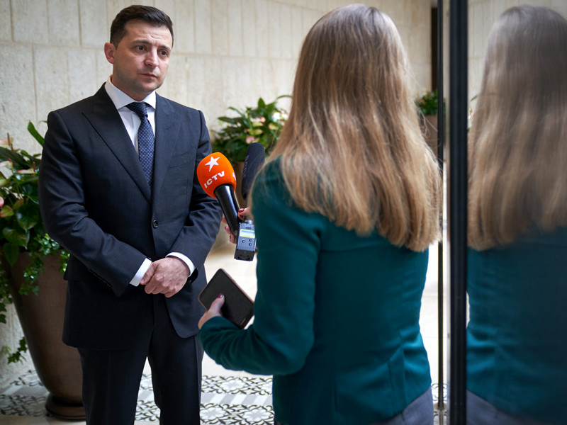 Общаясь с журналистами в Давосе, Зеленский также говорил о существовании двух параллельных процессов