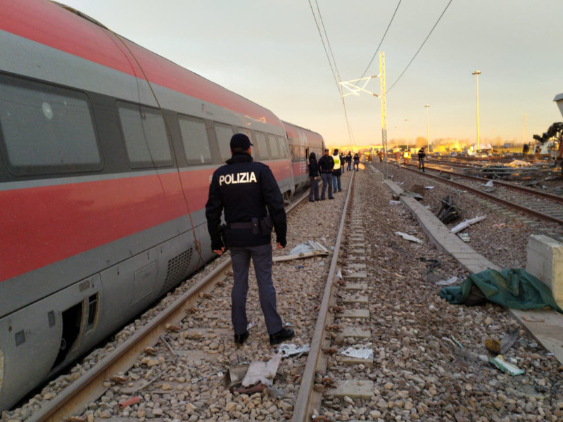 В Италии сошел с рельсов скоростной поезд