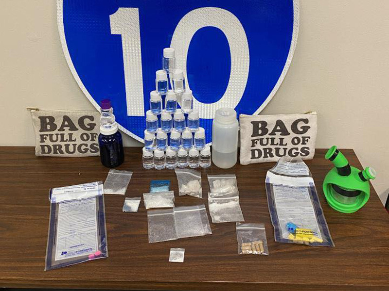 Во Флориде задержаны двое мужчин, провозивших наркотические вещества в пакетах с надписью "Сумка, полная наркотиков"