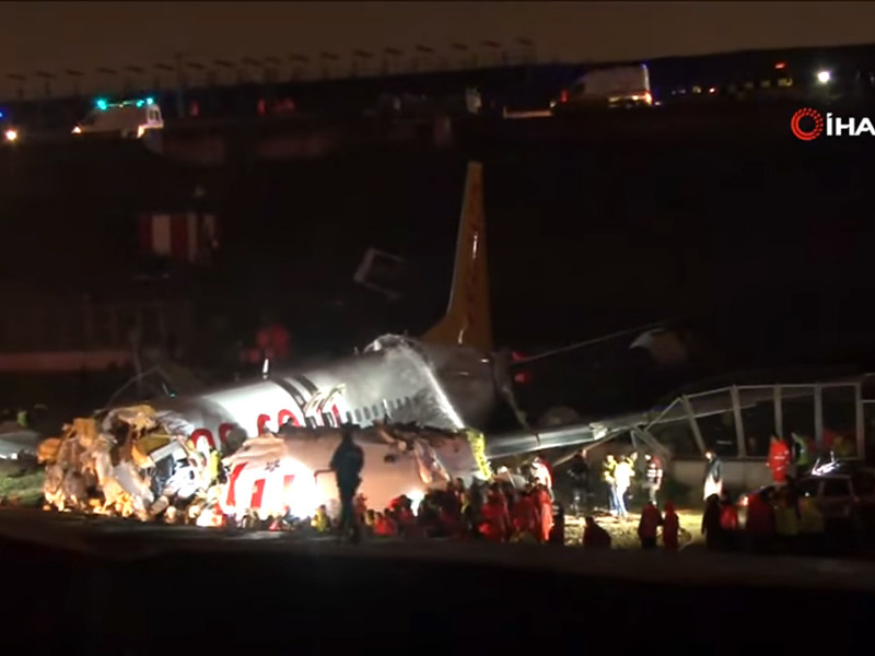 В аэропорту Стамбула самолет выкатился за ВПП и развалился на части: 52 человека пострадали