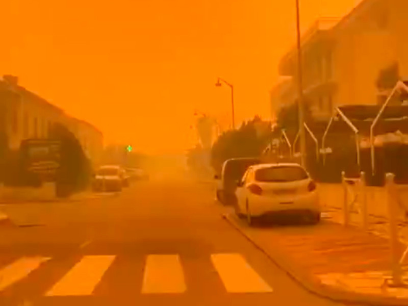 Дым от лесного пожара погрузил в оранжевую мглу коммуну Сари-Соленцара на Корсике, 4 февраля 2020 года