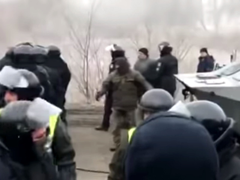 Полиция и Нацгвардия применили тяжелую военную технику, чтобы убрать автомобили протестующих с проезжей части
