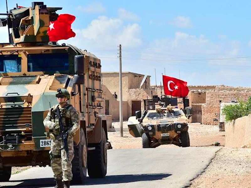 Вооруженные силы Турции обстреляли 21 цель в сирийском Идлибе в ответ на гибель турецкого военнослужащего в результате танкового обстрела военных позиций Турции

