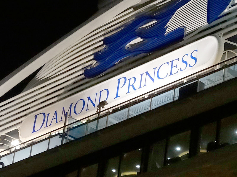 Более 20 пассажиров круизного лайнера Diamond Princess сошли на берег без проверки на коронавирус после двухнедельного карантина, сообщил министр здравоохранения, труда и благосостояния Японии Кацунобу Като


