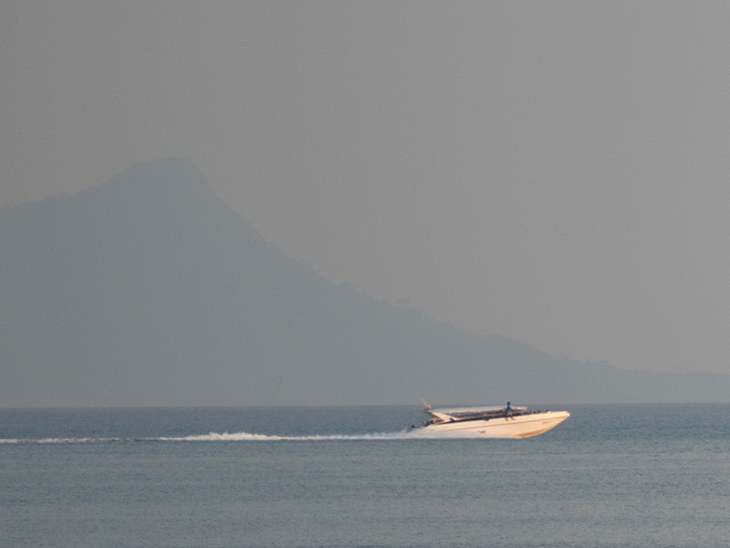 У таиландского острова Пхукет столкнулись два скоростных катера, на которых находились туристы. Погибли два ребенка из России - 12-летний мальчик и 6-летняя девочка. Более 20 россиян получили ранения