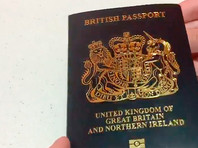 В правительстве Великобритании сообщили, что со следующего месяца в обращение возвращаются паспорта старого образца - синие, а не красно-бордовые, как сегодня
