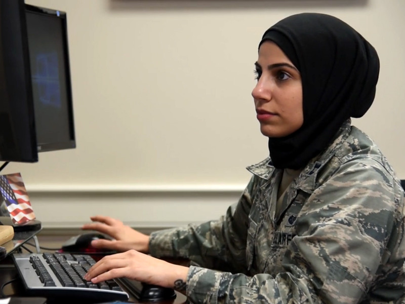 В ВВС США внесли поправки к правилам, регулирующим внешний вид военнослужащих, которые упрощают процесс выдачи разрешения мусульманам и сикхам на ношение религиозных предметов одежды