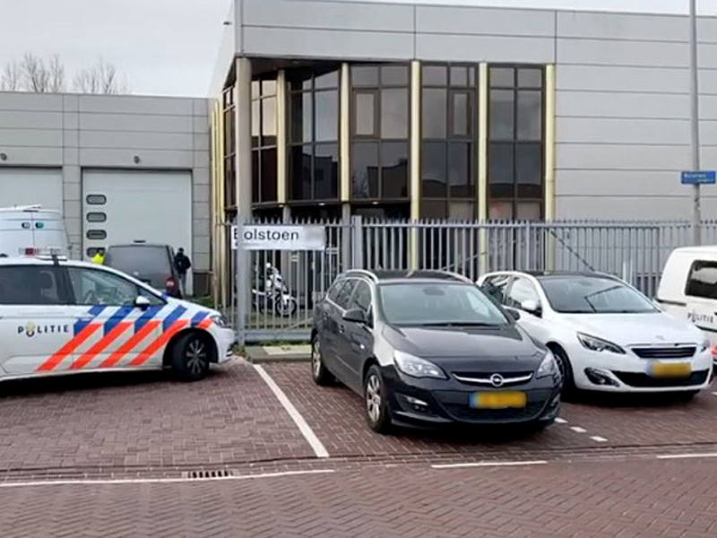 В офисе почтовой компании в Амстердаме произошел взрыв, пострадавших нет. Об этом сообщает в Twitter местная полиция