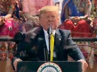 Президент Трамп, прибывший с визитом в Индию, выступил на крупнейшем в мире крикетном стадионе "Мотера" перед 100 тыс. зрителями