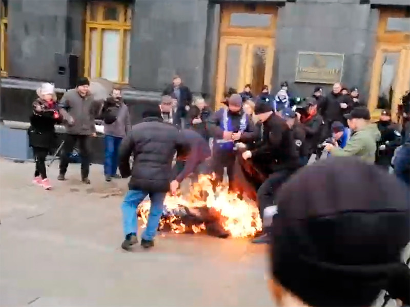 В Киеве на Банковой улице возле офиса президента Украины Владимира Зеленского мужчина поджег себя