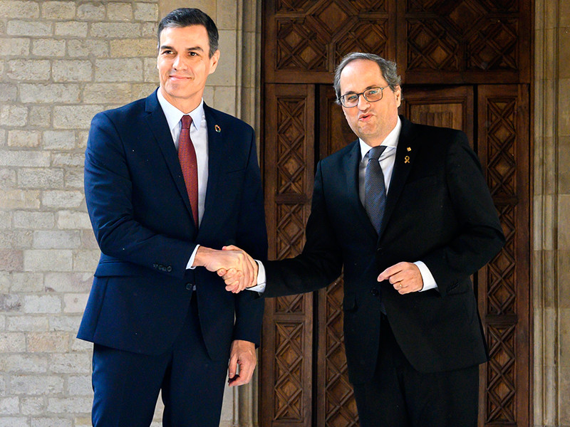 Премьер-министр Испании Педро Санчес и лидер Каталонии Ким Торра договорились начать диалог между центральным и региональным правительствами уже в текущем месяце