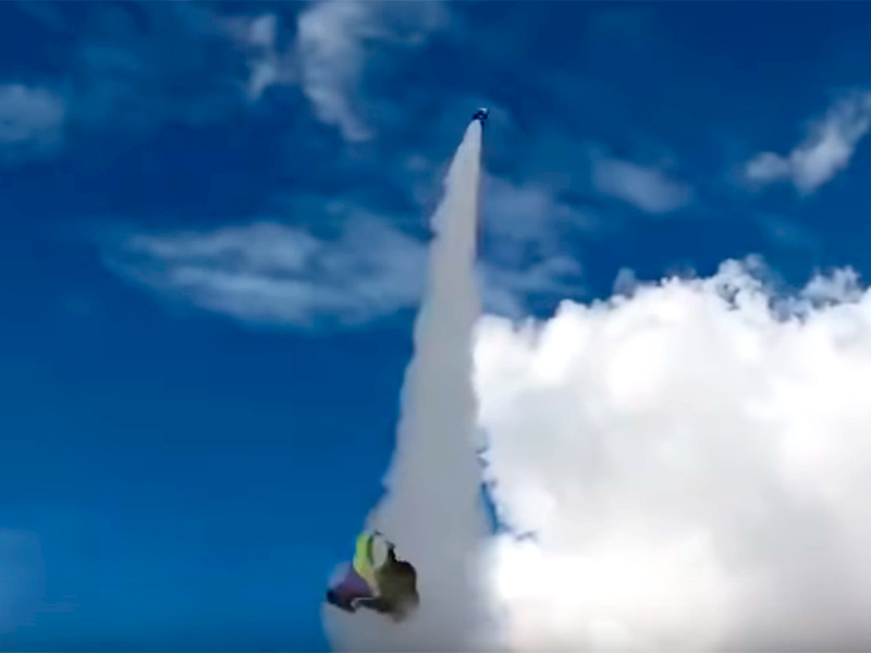 На видео, размещенном в социальных сетях, видно, как ракета Хьюза поднимается в небо, а затем падает на землю неподалеку от места старта в пустыне в Калифорнии. Судя по этим кадрам, парашют раскрылся слишком рано, через несколько секунд после взлета


