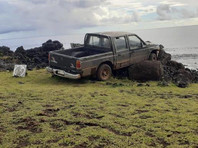 На острове Пасхи автомобиль разрушил священного истукана (ФОТО)