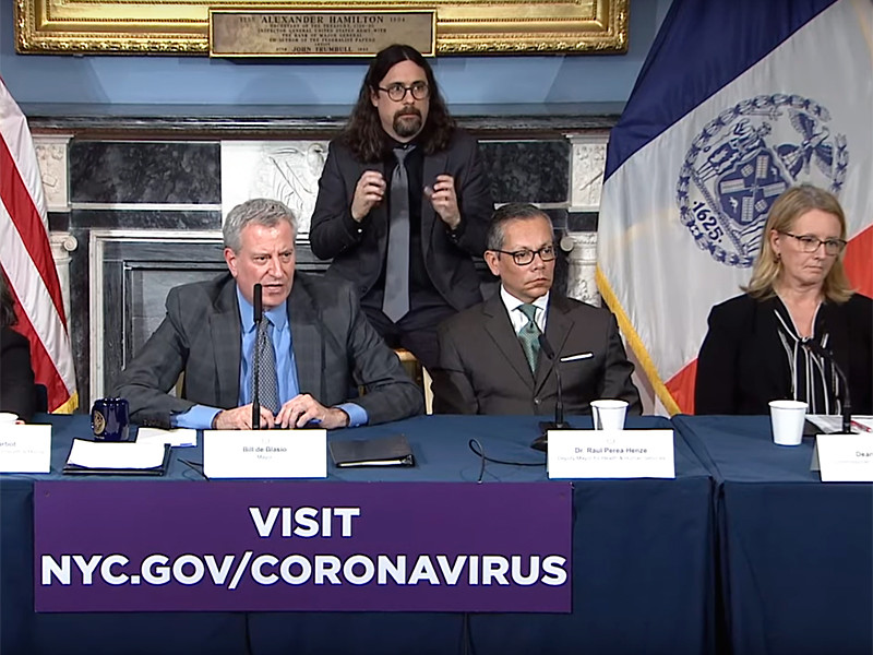 Мэр Нью-Йорка Билл де Блазио объявил о введении режима чрезвычайной ситуации в городе в связи с распространением коронавируса