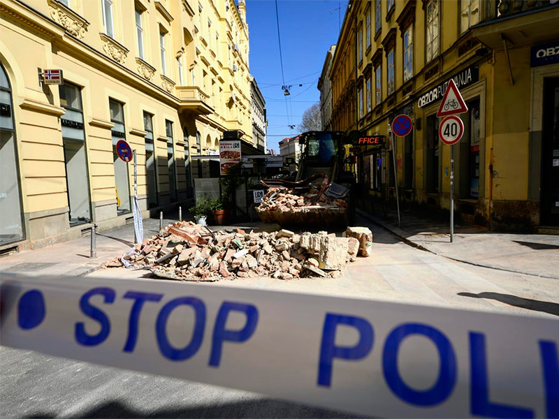 Очевидцы сообщают о серьезных повреждениях в Загребе, на некоторых улицах образовались завалы из кирпичей, осыпавшихся с пострадавших зданий

