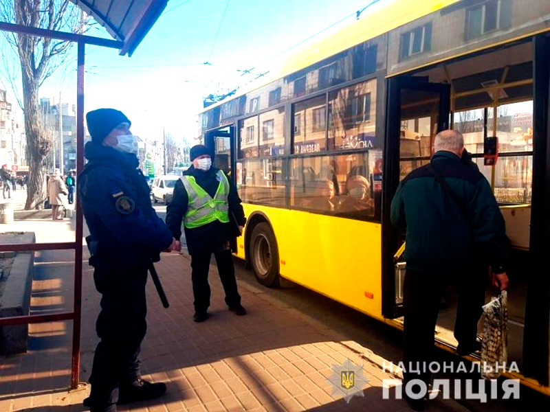 Сейчас на Украине действует трехнедельный карантин до 3 апреля. В Киеве с 20 введен режим ЧС, закрыто метро, введено ограничение на проезд не более 10 пассажиров в общественном транспорте, при этом они должны носить защитные маски. Также закрыты рынки и магазины, кроме продуктовых
