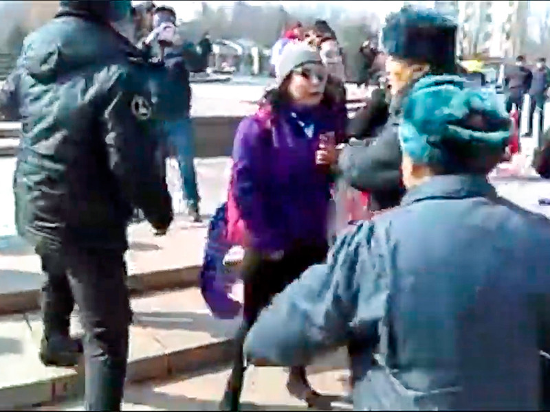 В столице Кыргызстана Бишкеке задержали около 70 участниц марша в поддержку прав женщин

