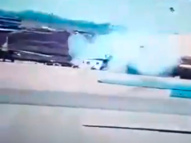 Су-25 в момент инцидента готовился к взлету с базы Коссей в Нджамене. Кадры фатального инцидента в Twitter разместила Ребекка Рамбар

