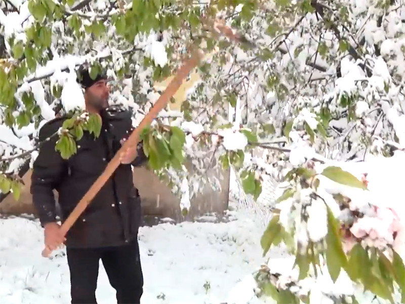 Таджикистан засыпало снегом: такого не было даже зимой