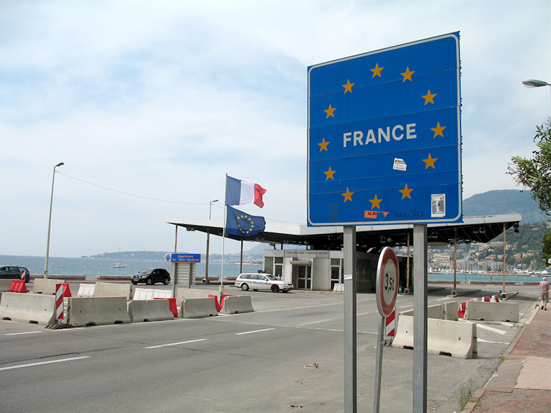 Внешние границы Евросоюза закрыты с 17 марта сроком на 30 дней. 8 апреля Еврокомиссия рекомендовала продлить ограничение на поездки граждан внутри Шенгенской зоны до 15 мая


