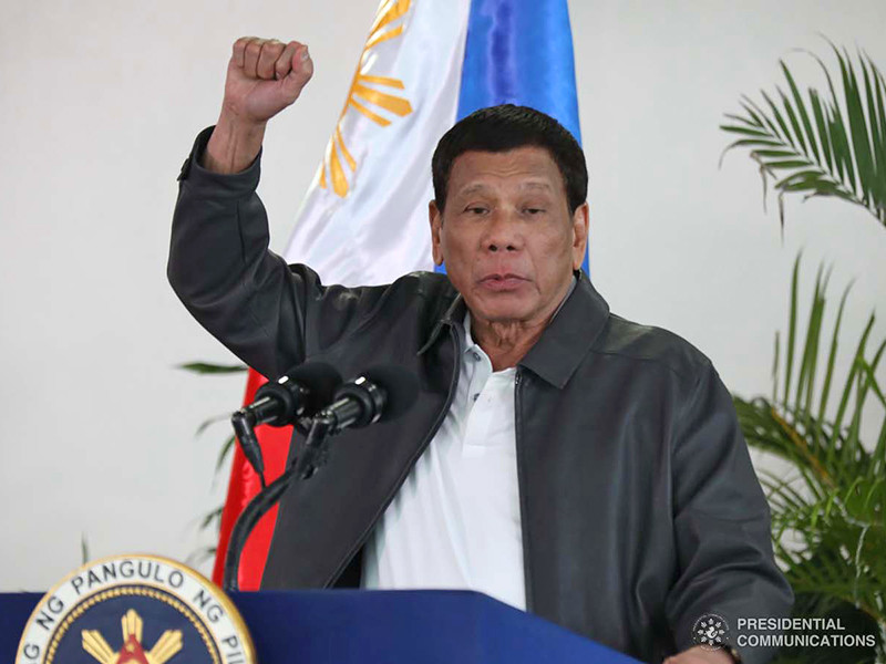 Президент Филиппин Родриго Дутерте потребовал от сил правопорядка открывать огонь на поражение по каждому, кто "создает проблемы" в районах, где введен режим карантина в связи с пандемией коронавируса