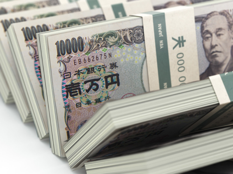 Власти Японии решили раздать деньги всем жителям страны из-за эпидемии