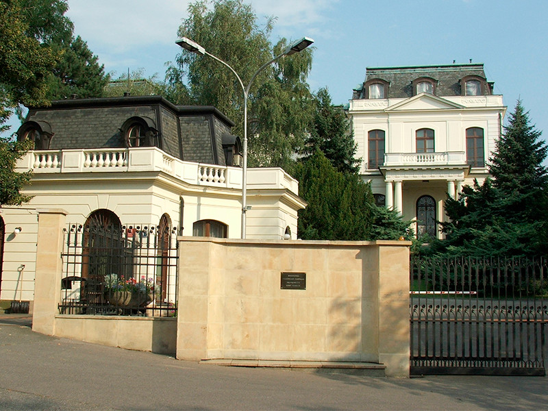 Физическое местоположение посольства не поменяется, но в официальной переписке оно будет указывать адрес консульского отдела, расположенного в том же комплексе, но на другой улице - Коруновачни (Korunovační 34)

