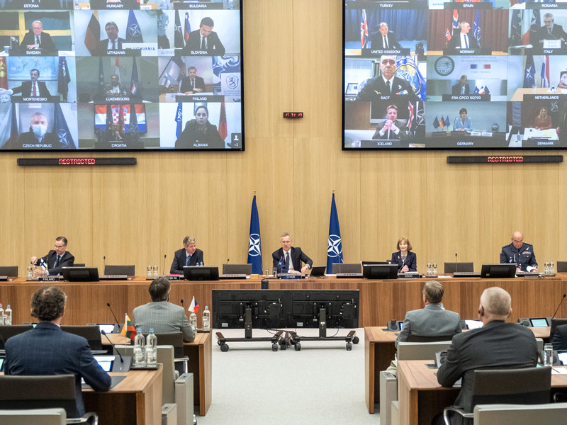 Министры обороны НАТО рассмотрели ответ альянса на пандемию коронавируса и согласовали свои последующие шаги, которые предстоит предпринять для оказания поддержки странам-союзницам и государствам-партнерам, сообщил генсек организации Йенс Столтенберг