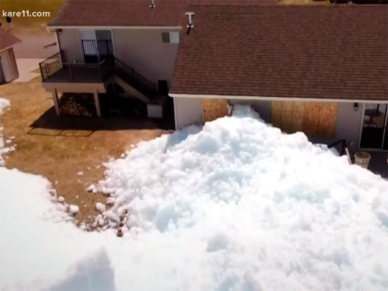 В Миннесоте шторм обрушил на дом ледяное цунами