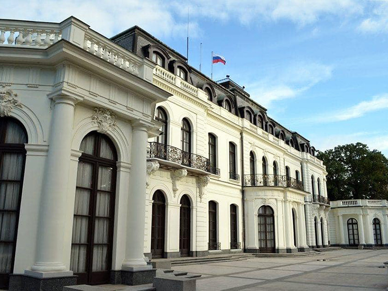 Российское посольство в Чехии заявило об угрозах в адрес российского дипломата, который якобы привез в Прагу рицин для покушения на местных чиновников, и потребовало предоставить ему полицескую охрану